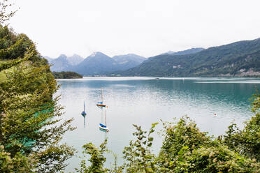 Boote auf dem See in den Bergen, Panoramalandschaft, Kopierraum. - HPIF17206