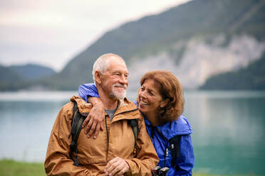 Ein älteres Rentnerpaar, das am See in der Natur wandert und sich ausruht. - HPIF17214
