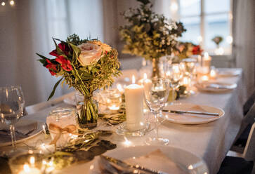 Ein für eine Mahlzeit gedeckter Tisch in einem Raum bei einer Party, einer Hochzeit oder einer Familienfeier. - HPIF17528