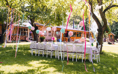 Ein Tisch für Kindergeburtstagsparty im Freien im Garten im Sommer, Feier Konzept. - HPIF17584