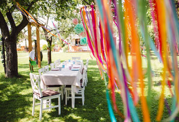 Ein Tisch für Kindergeburtstagsparty im Freien im Garten im Sommer, Feier Konzept. - HPIF17595