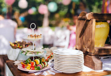Essen auf Tisch auf Kindergeburtstag Party im Freien im Garten im Sommer, Feier Konzept. - HPIF17604