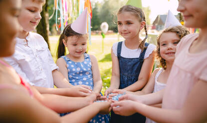 Kinder spielen im Freien auf Geburtstagsparty im Garten im Sommer, Feier-Konzept. - HPIF17656