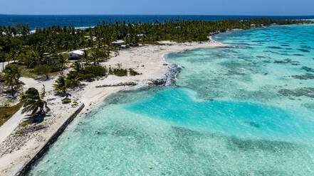 Luftaufnahme eines Korallenstrandes, Hikueru, Tuamotu-Archipel, Französisch-Polynesien, Südpazifik, Pazifik - RHPLF24121