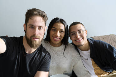 Eine Gruppe von Freunden posiert für ein Selfie zu Hause - SOBF00009