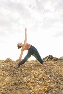 Frau in Halbmond-Pose am Strand - AAZF00537