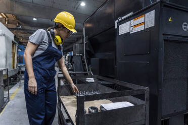 Wartungsingenieur bei der Qualitätskontrolle in einer modernen Fabrik - AAZF00614