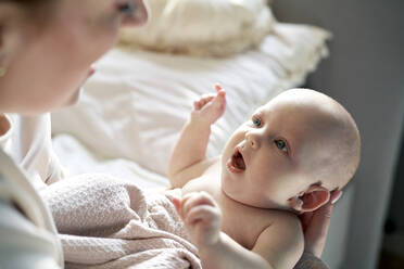 Mother with baby girl opening mouth at home - ABIF01981