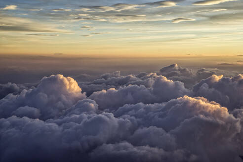 Wolkenlandschaft mit Himmel im Hintergrund bei Sonnenuntergang - MAMF02861