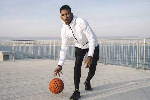 Sportler spielt Basketball auf dem Steg - ALKF00311