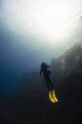 Junge Frau beim Sporttauchen unter Wasser - RSGF00878