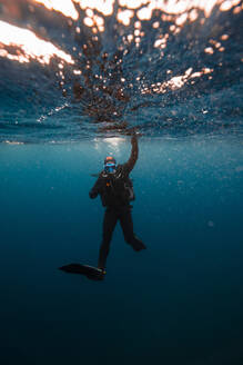 Junger Mann beim Tauchen unter Wasser - RSGF00886