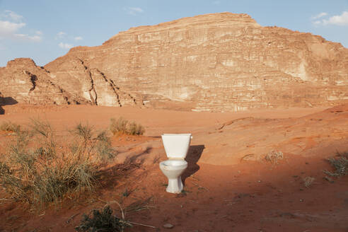 Toilettenschüssel in der Wüste an einem sonnigen Tag - PCLF00591