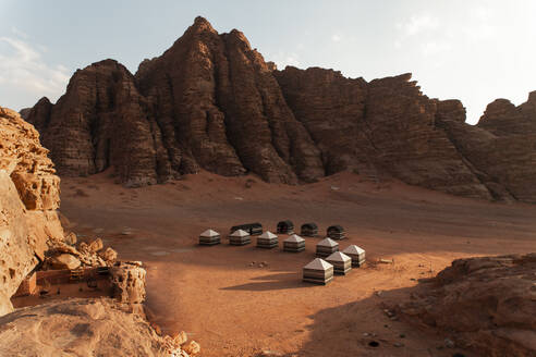 Zelte vor einem Felsen im Wüstencamp - PCLF00595