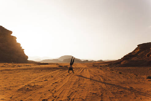 Junger Mann übt Handstand in der Wüste - PCLF00598