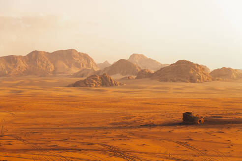 Blick auf die Wüste Wadi Rum bei Sonnenuntergang - PCLF00600