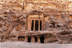 Historisches Triclinium unter einer Felsformation, Petra, Jordanien - PCLF00603