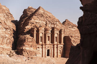 Kloster von Petra unter einer Felsformation, Petra, Jordanien - PCLF00604