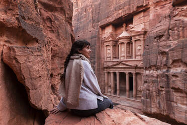 Frau vor der Schatzkammer von Al-Khazneh, Petra, Jordanien - PCLF00607