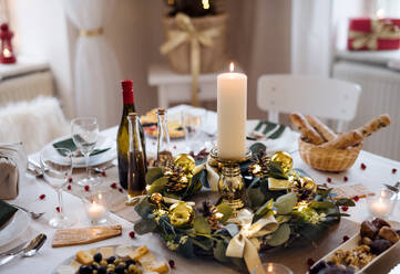 Ein geschmückter Tisch, gedeckt für das Abendessen zur Weihnachtszeit. - HPIF18669