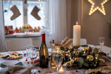Ein geschmückter Tisch, gedeckt für das Abendessen zur Weihnachtszeit. - HPIF18673