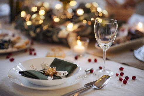 Eine Nahaufnahme des geschmückten Tisches, der für das Weihnachtsessen gedeckt ist. - HPIF18675