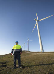 Techniker vor einer Windkraftanlage - SNF01675