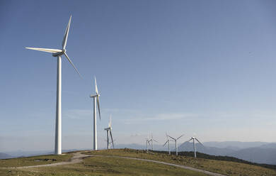 Hohe Windturbinen unter dem Himmel - SNF01692