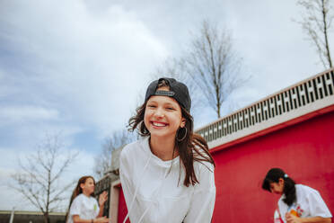 Fröhliches Teenager-Mädchen auf dem Spielplatz - MDOF01170