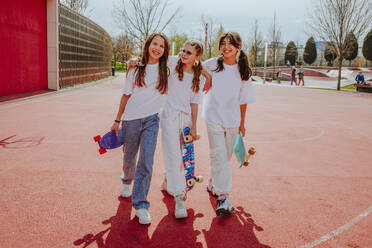 Teenager-Freunde mit Skateboard auf dem Spielplatz - MDOF01185