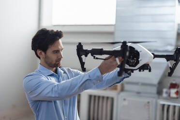 Ingenieur untersucht Drohne in der Industrie - JOSEF19306