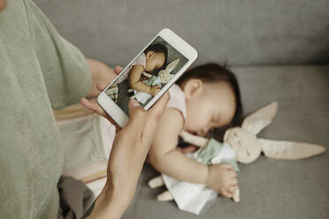 Mutter fotografiert ihre Tochter, die zu Hause schläft - KPEF00030