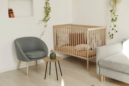 Möbel und Babybett im Wohnzimmer zu Hause - KPEF00033