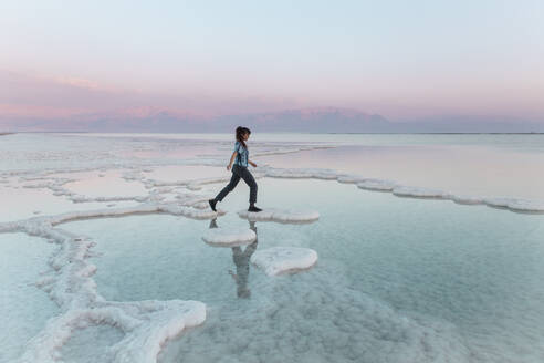 Junge Frau geht auf Salzformationen im Toten Meer - PCLF00625