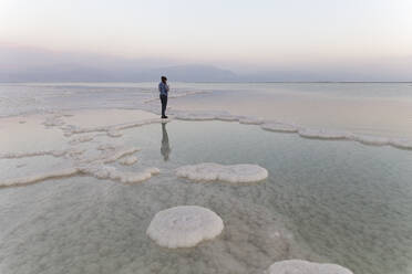 Junge Frau steht auf Salzformationen im Toten Meer - PCLF00632