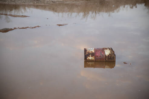 Verrostetes Fass im verseuchten Wasser des Toten Meeres, Israel - PCLF00633