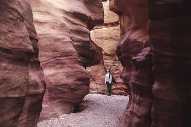 Frau in roter Schlucht stehend, Eilat, Israel - PCLF00634