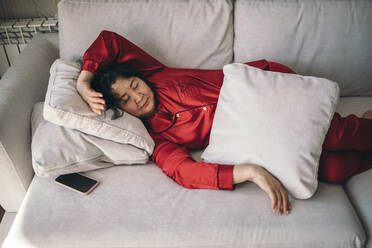 Reife Frau schläft auf dem Sofa zu Hause - ADF00092