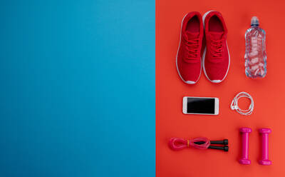 Ein Studio Schuss von Laufschuhen, Wasserflasche, Smartphone und andere Sportgeräte auf Farbe Hintergrund. flach legen. Kopieren Raum. - HPIF19071