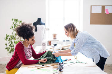 Junge kreative Frauen, die in einem Atelier arbeiten, Start-up-Unternehmen. - HPIF19551