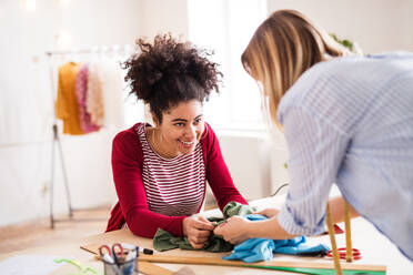 Junge kreative Frauen, die in einem Atelier arbeiten, Start-up-Unternehmen. - HPIF19552