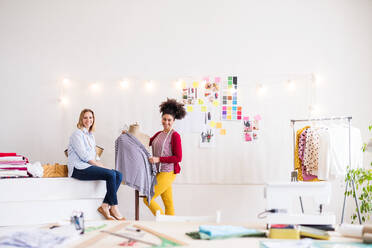 Junge kreative Frauen, die in einem Atelier arbeiten, Start-up-Unternehmen. - HPIF19561