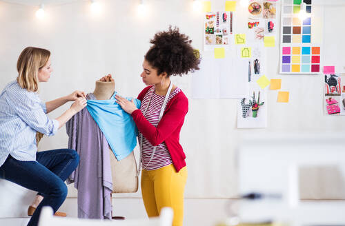 Junge kreative Frauen, die in einem Atelier arbeiten, Start-up-Unternehmen. - HPIF19562