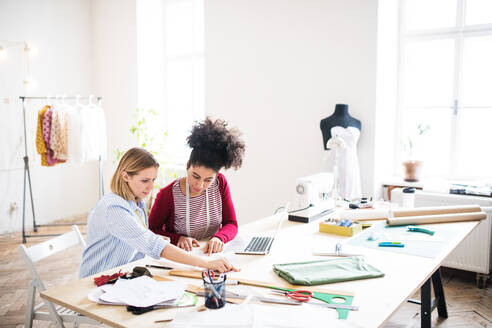 Junge kreative Frauen, die in einem Atelier arbeiten, Start-up-Unternehmen. - HPIF19567