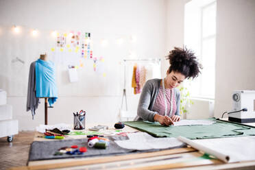 Junge kreative Frau bei der Arbeit in einem Studio, Startup-Unternehmen. - HPIF19573