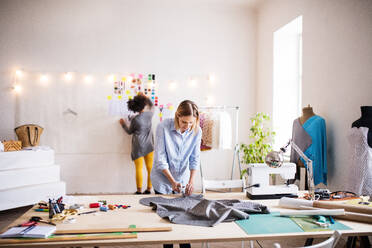 Schöne junge kreative Frauen, die in einem Studio arbeiten, Startup-Unternehmen. - HPIF19580