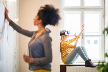 Junge kreative Frauen mit VR-Brillen bei der Arbeit in einem Studio, Startup-Unternehmen. - HPIF19592