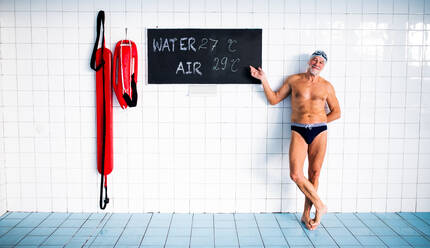Älterer Mann in einem Hallenbad, aktiver Rentner beim Sport. - HPIF19658