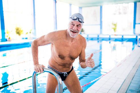 Älterer Mann in einem Hallenbad, aktiver Rentner beim Sport. - HPIF19666