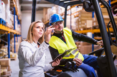 Junge Arbeiter arbeiten gemeinsam in einem Lagerhaus. - HPIF20071